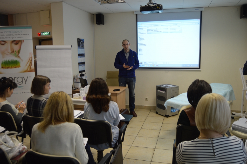 Тарковский Леонид Владимирович посвятил свою лекцию исключительно косметологии, которая призвана вести пациента до операции и поддерживать после. 